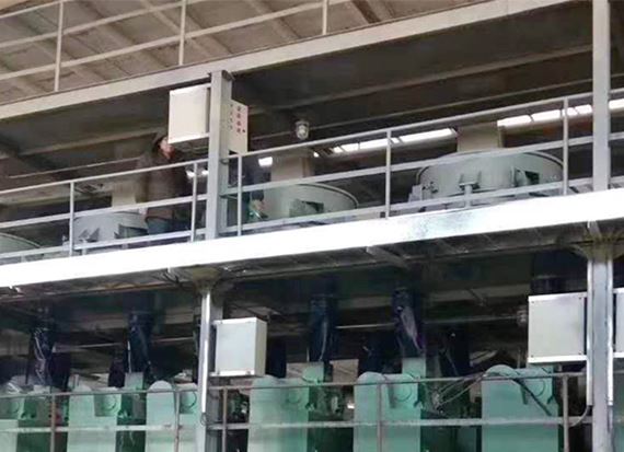 龙8long8龙8国际网站 有机肥对辊挤压造粒机客户现场